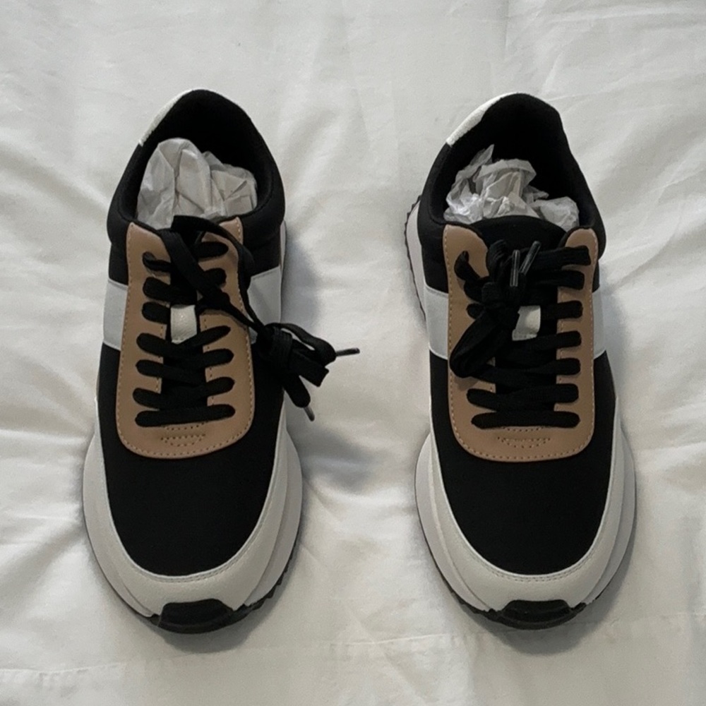 DV by Dolce Vita Black and White Bettie Sneakers 9.5, new never worn